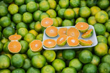 Taze toplanmış yeşil mandalina mandalinalar, mandalinalar, Citrus meyvesi arka planı.