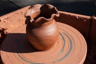 Tencerenin kilini şekillendiriyor.