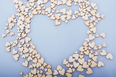 Tahta kalpler aşk konsepti olarak Heaart şeklini alırlar.