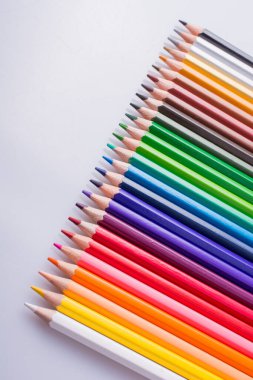 Beyaz arkaplana çeşitli renklerin renk kalemleri