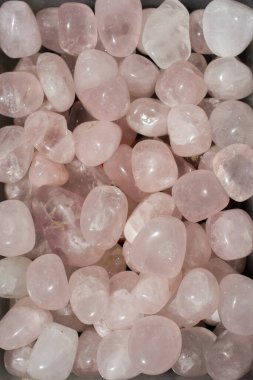 Mineral kaya numunesi olarak Rose Quartz 'ın değerli taşı yuvarlandı