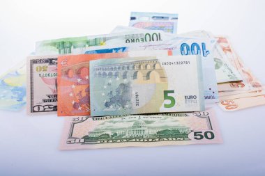 Beyaz arka planda el ele tutuşan Amerikan doları banknotları