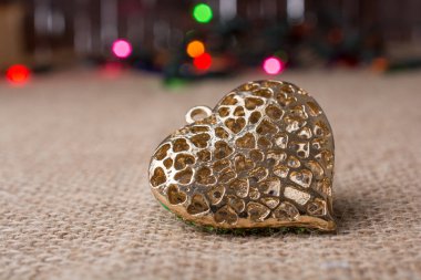 Noel ışıkları kalp şeklinde nesnenin arkasında