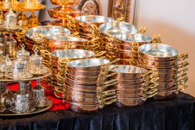 Yeni metal tavalar yemek takımı olarak