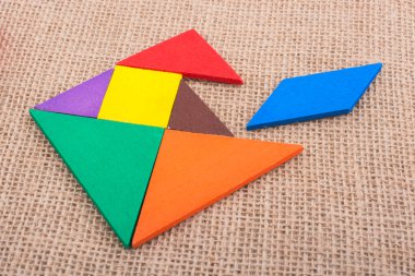 Kare tangram bulmacasının renkli parçaları