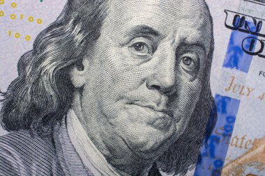 100 dolarlık banknotun parçası. Kapat.