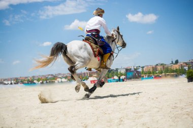 Türk erkeği ve binicisi etnik kıyafet örnekleri