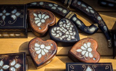 İnci kakmalı eski usul tahta hazine sandığı.