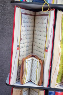 İslam kutsal kitabı Kur'an market raf