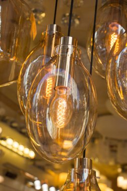 Dekoratif antika edison tarzı iplik ampulleri asılıydı.