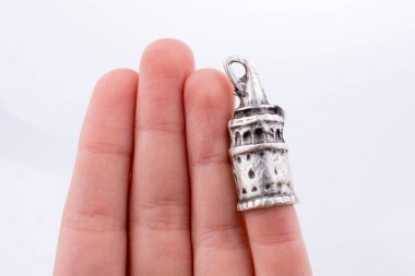 Galata Kulesi modeli tutan el