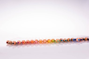 Beyaz arkaplanda çeşitli renk kalemleri