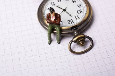 Mekanik retro cep saati ve bir erkek heykeli.