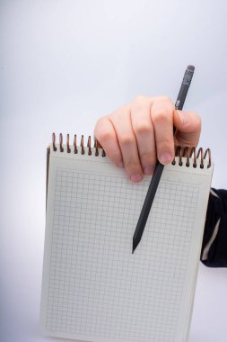 Not defterine kısa bir not yazmak için kalem kullanan insan eli