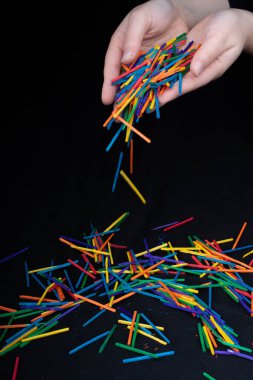 Siyah arka plana renkli tahta çubukların düşmesine izin ver.