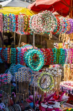 Baş tacı güzel sahte çiçeklerden yapılmıştır.