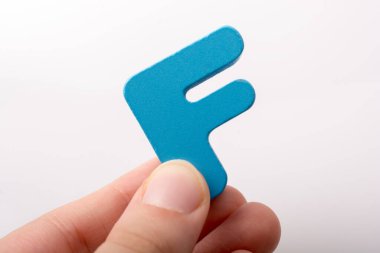 Tahtadan yapılmış Fof Alfabesi 'nin harf küpü