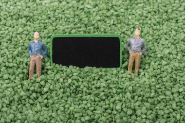 İnsan ve hakları kurulu kum üzerinde küçük heykelcik