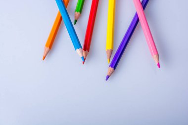 Beyaz arkaplana çeşitli renklerin renk kalemleri