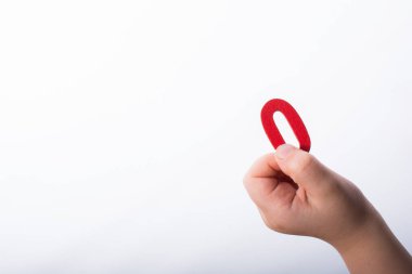 Bir çocuğun elinde tahtadan yapılmış 77 numara.