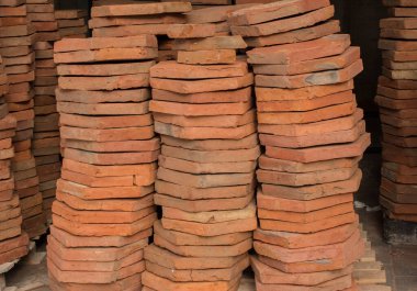 İnşaat amacıyla stokta bir sürü tuğla var.