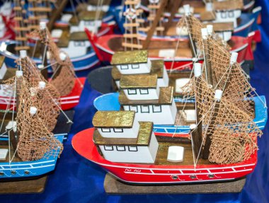 Bir dizi küçük renkli model tekne.