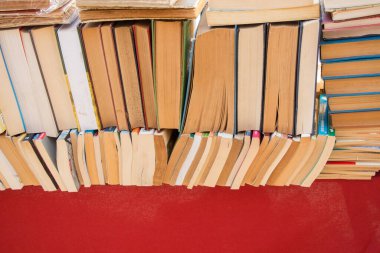 Beyaz arka plan üzerinde kısmen görünümünde kitap sayfaları