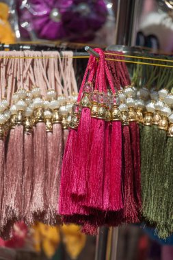 Osmanlı Türkçesi geleneksel püsküllerinin çeşitli renklerde seçilmesi