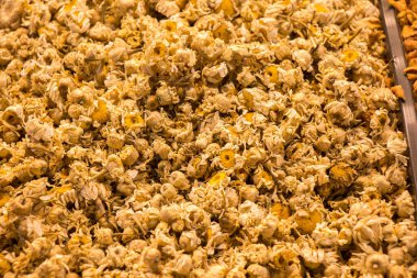 Markette satılık bitkiler var.