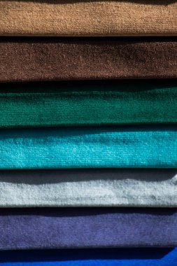 Çeşitli renk ve tipte renkli kumaş örnekleri