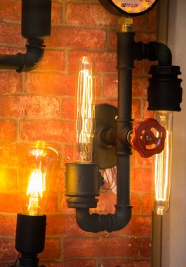 Dekoratif stil filament ampulleri görünürde