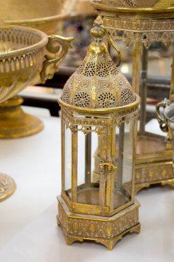 Metalden yapılmış eski usul fener.