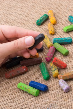 Kullanılan renkli boya kalemi ve bir tutan bir el