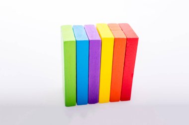 Beyaz arkaplanda renkli Domino Blokları