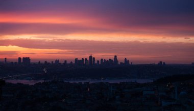 İstanbul Boğazı Köprüsü gün batımında
