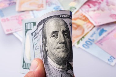 Amerikan Doları banknot ve Turksh Lirası banknot beyaz arka plan üzerinde yan yana