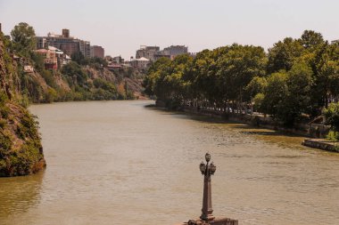 Gürcistan 'da Tiflis' in Kura Nehri manzarası