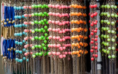 Çeşitli renkte renkli boncuklar.