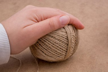 El izole kahverengi bir arka plan iş parçacığında makaralar