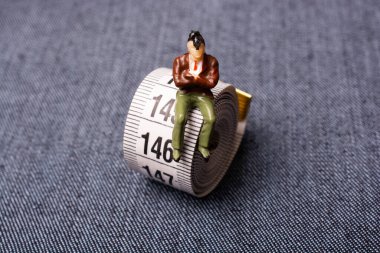 Erkek heykeli ve yumuşak mezura. Ölçekli mezura