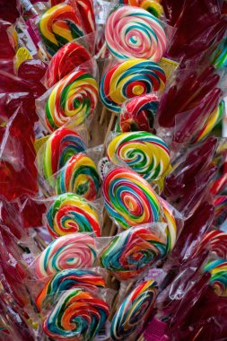 Lezzetli renkli girdap şekerler ve çocuklar için tatlılar