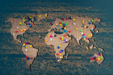 Beyaz arkaplan ile kabaca özetlenmiş dünya haritası