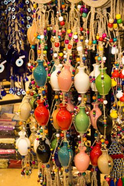 Türkiye'de Istanbul'da satılık piyasada geleneksel kil çömlek