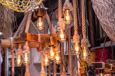 Dekoratif antika edison tarzı iplik ampulleri asılıydı.