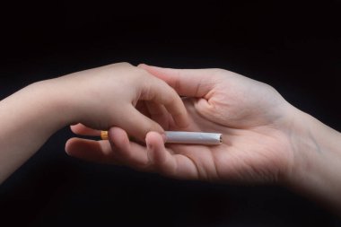 El siyah arka planda sigara dağıtıyor.