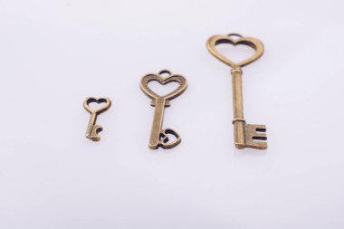 Beyaz arkaplanda kalp şeklinde retro metal tuşlar