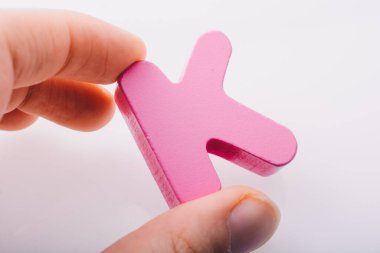 Elle tutulan, tahtadan yapılmış K harfi küpü.