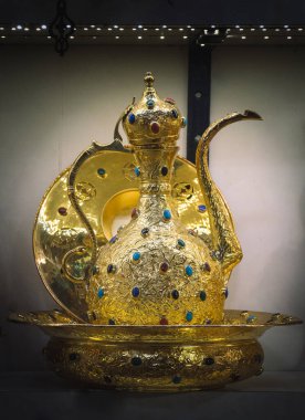 Antika pazarında doğu usulü antik metal sürahi.