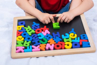 ABC alfabe küpleri anaokulu eğitimi kavramı