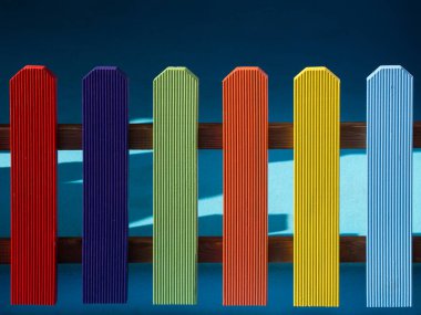 Dekoratif renkli ahşap çitin bir kısmını kapatın.